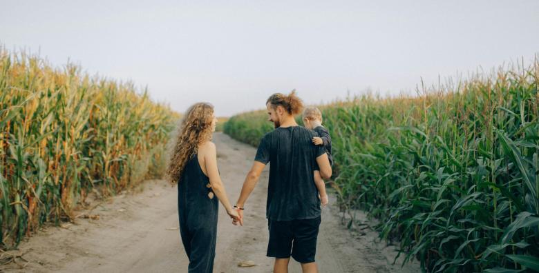 Famille avec une femme, un homme et un petit garçon dans un champ